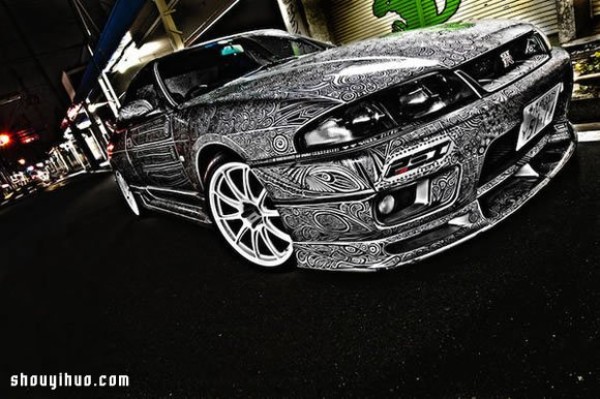 Super eye-catching strange pen painting of a car. How cool is it! 