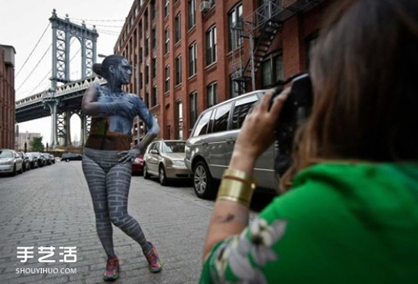 Everyone is looking for trouble: Creative body painting art makes the model invisible