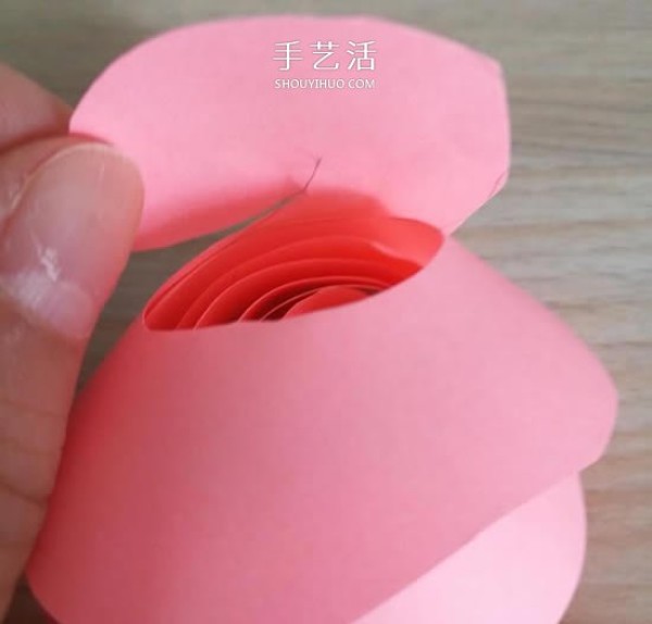 Illustration of how to make simple and beautiful paper roses