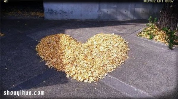 The cute security guard uses fallen leaves to DIY heart-warming patterns and text