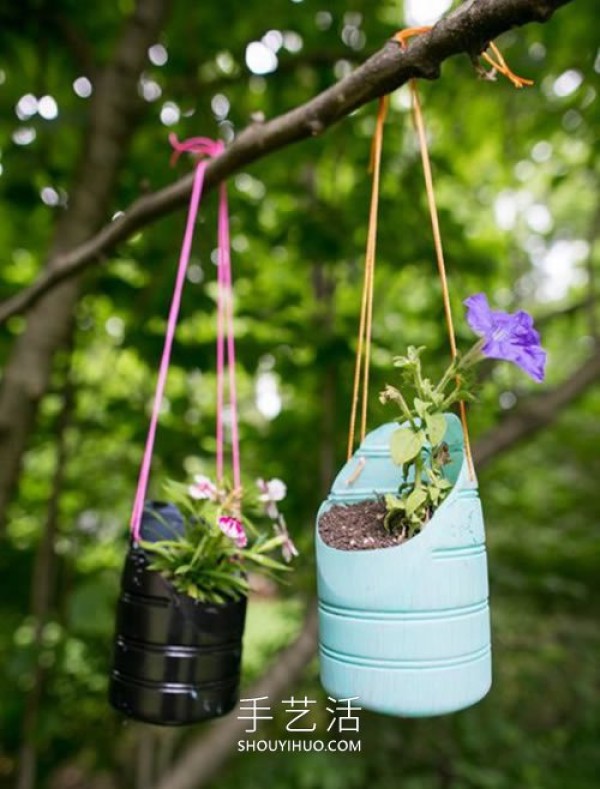 Illustrated tutorial on how to make your own hanging plastic bottle flowerpot