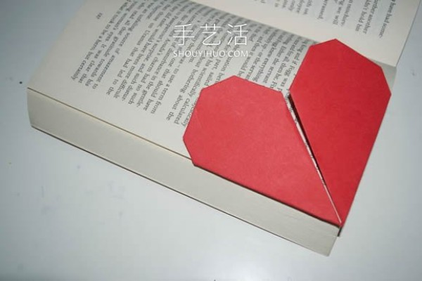 Illustrated steps for folding a simple handmade origami heart-shaped bookmark