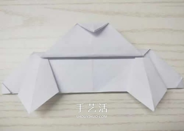 Kindergartens simple origami tutorial - Illustrations of how to fold a cute little flying saucer