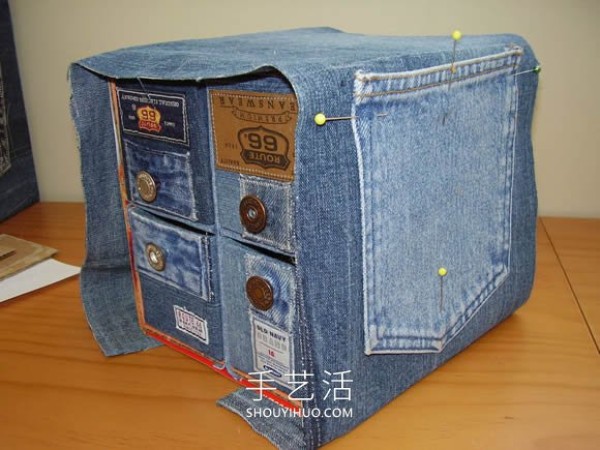 Old jeans are transformed into a multifunctional storage cabinet with drawers and side pockets! 