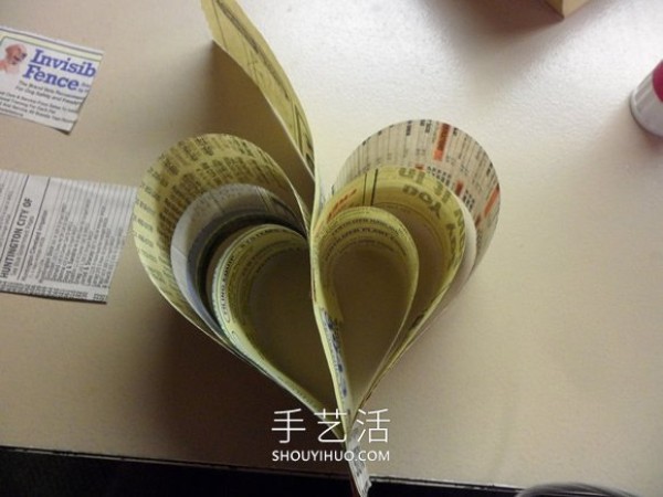 Tutorial on how to make three-dimensional love decorations by hand from old books