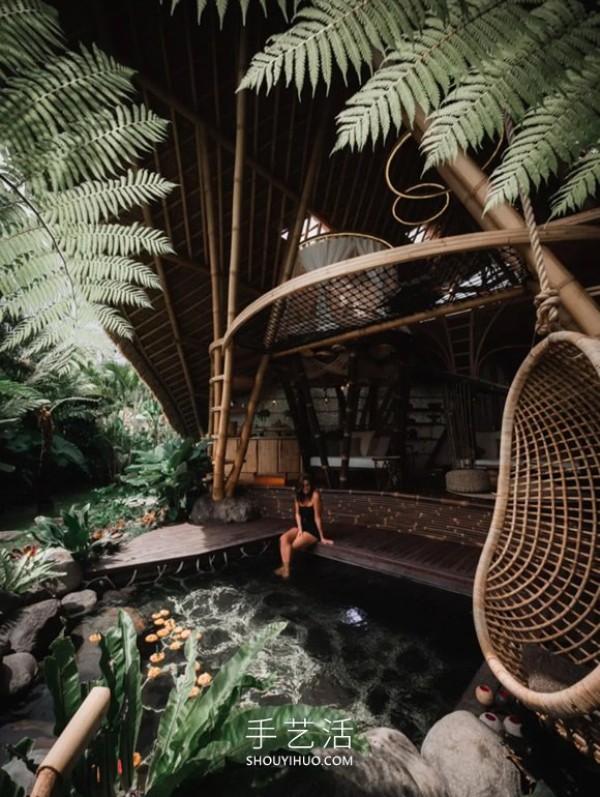 Bamboo builds a 3-story holiday hut, creating a secluded summer resort