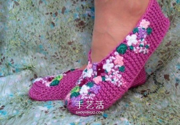 The knitting method of floor shoes and the weaving method of stick knitted floor socks