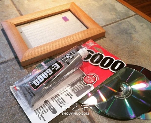 The transformation of an old photo frame with mosaic style can be done with just a few CDs! 