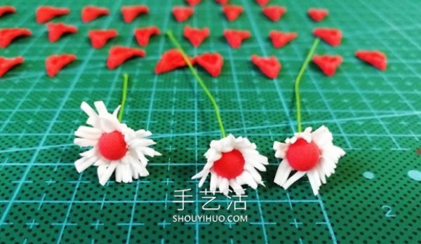 Tutorial on how to make red flowers by hand with ultra-light clay