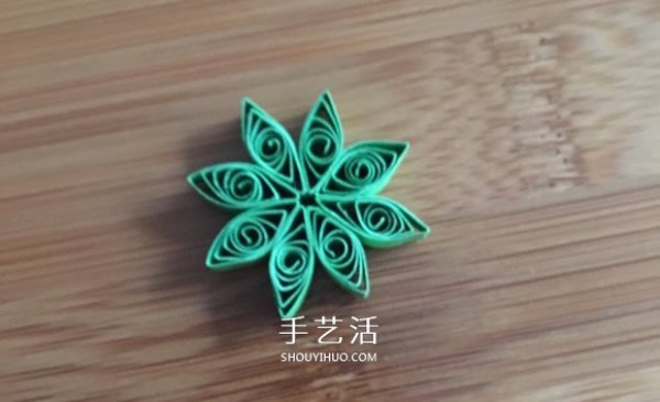 DIY Christmas quilling paper snowflake decoration method illustration