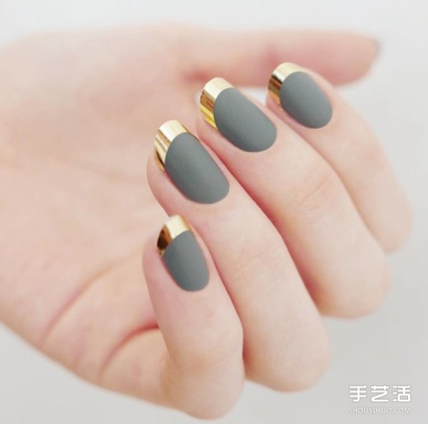 Let your nails also change into autumn clothes. The matte nail polish is fashionable no matter how you apply it.