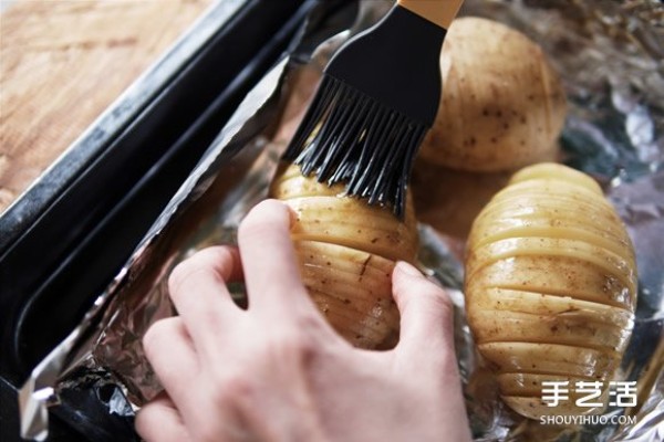 Easy Party Recipe: Baked Accordion Potatoes