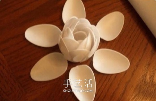 Illustrated tutorial on how to make your own disposable spoon lotus