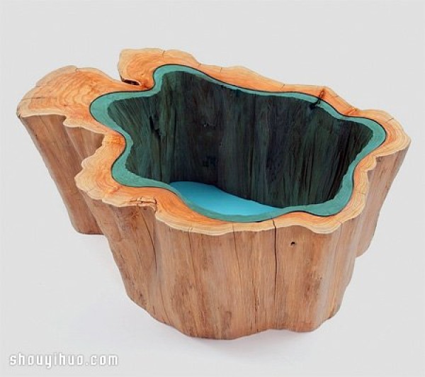 Use wood and blue glass to make a table with a beautiful river