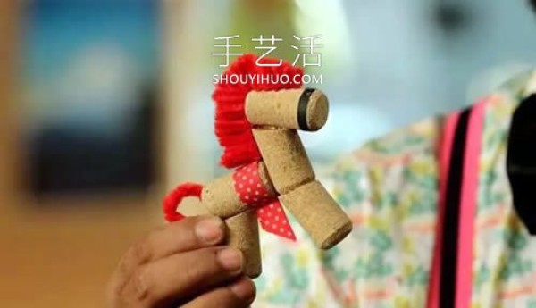 Tutorial on how to make mini wooden horse toys with red wine bottle stoppers