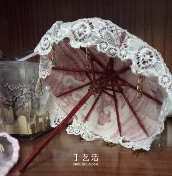 Look and take you to do it: use a little bit of cloth and toothpicks to make an umbrella for the doll Umbrella