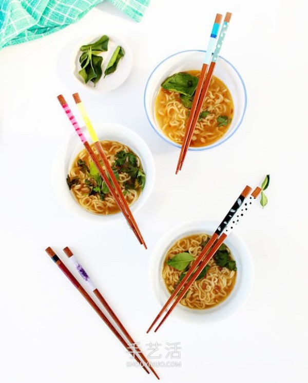 Illustrated tutorial on the DIY method of using nail polish to transform chopsticks