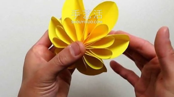 An illustrated tutorial on how to make a simple star flower ball origami