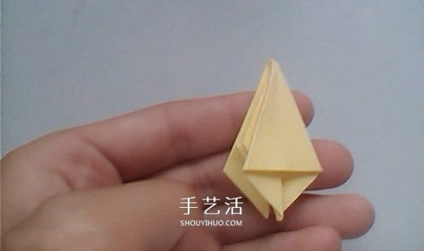 Illustrated process of origami using three-dimensional lilies for weddings