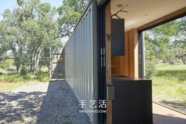 American container container transformed into a dedicated base for hunting enthusiasts