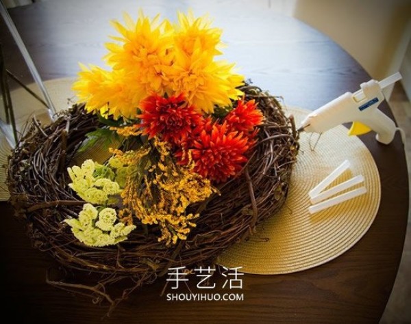 Tutorial on how to make a hand-made autumn fake flower garland with rattan