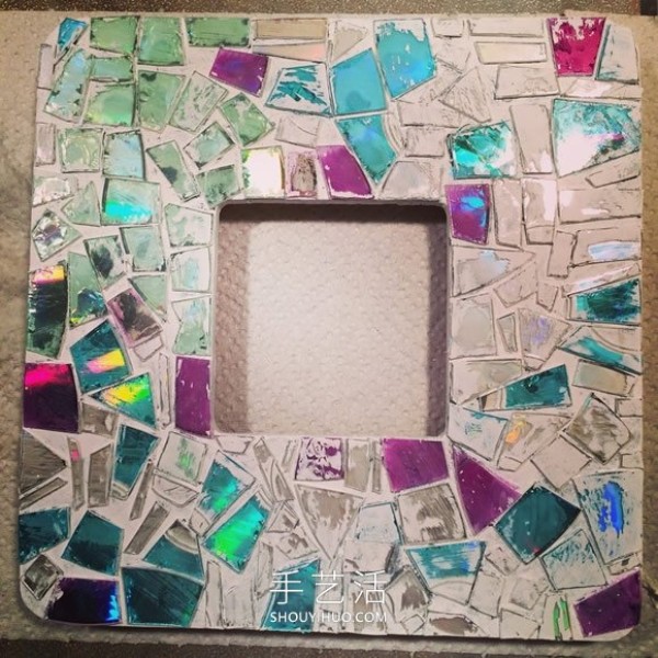 The transformation of an old photo frame with mosaic style can be done with just a few CDs! 