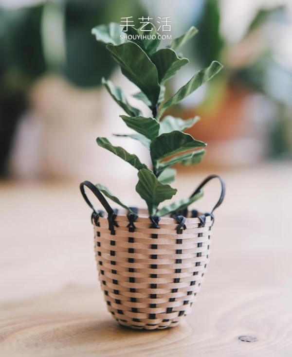 Amazing handmade paper potted plants that can be held between two fingers