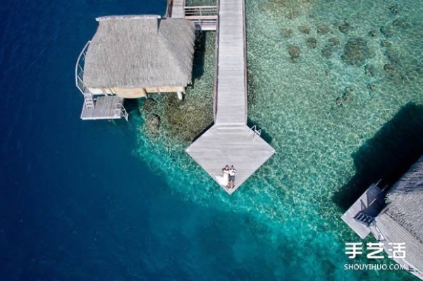 Wedding photos without a photographer: Wandering in the blue sea