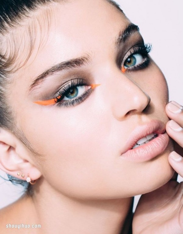 Cat-Eye Liner six party-style cat eye makeup