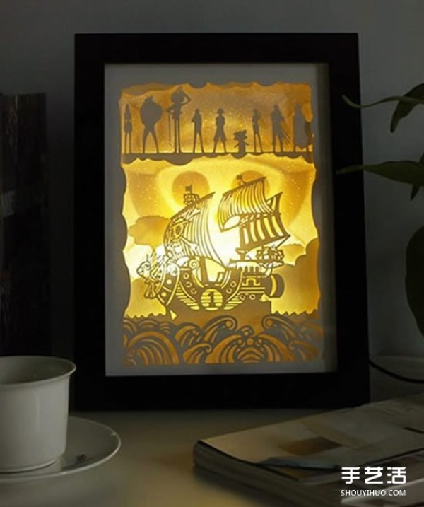 The picture of the exquisite paper carving night light seems to hide the magical fairy tale kingdom