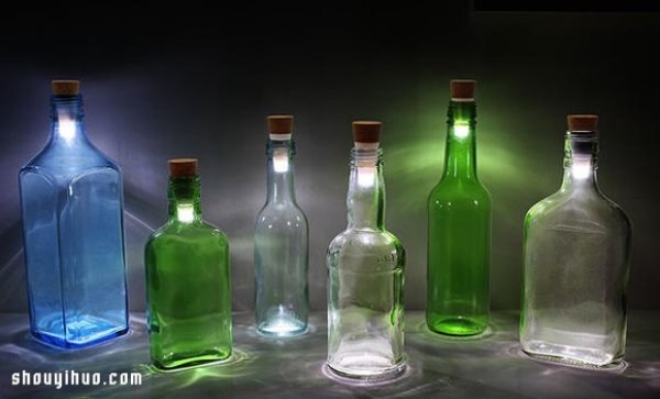 Rechargeable cork LED turns the glass bottle into a situation light