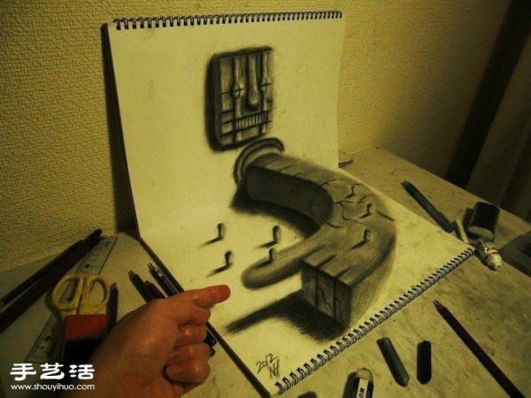 The ultra-realistic 3D sketches appear on the paper and are breathtaking!