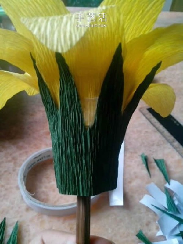 Use crepe paper to make sunflowers with simple and detailed steps to DIY sunflowers