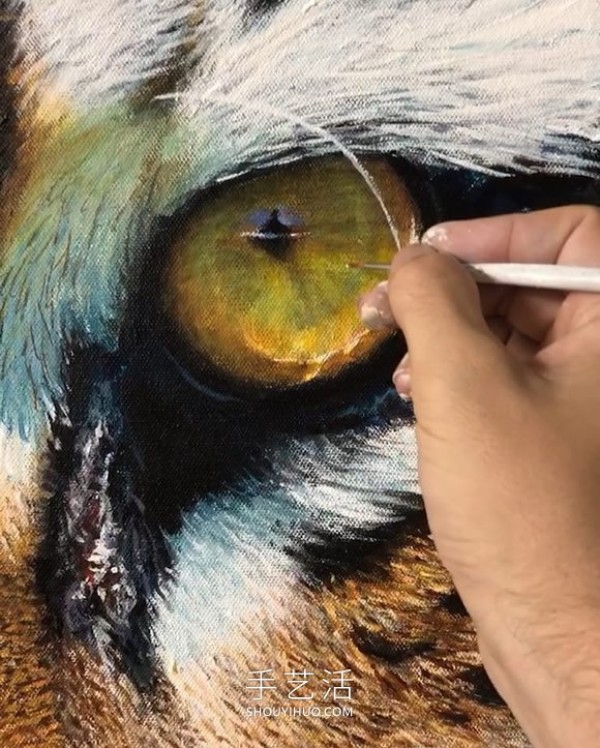 Its like its jumping off the canvas! Realistic paintings capture the beauty of wild animals