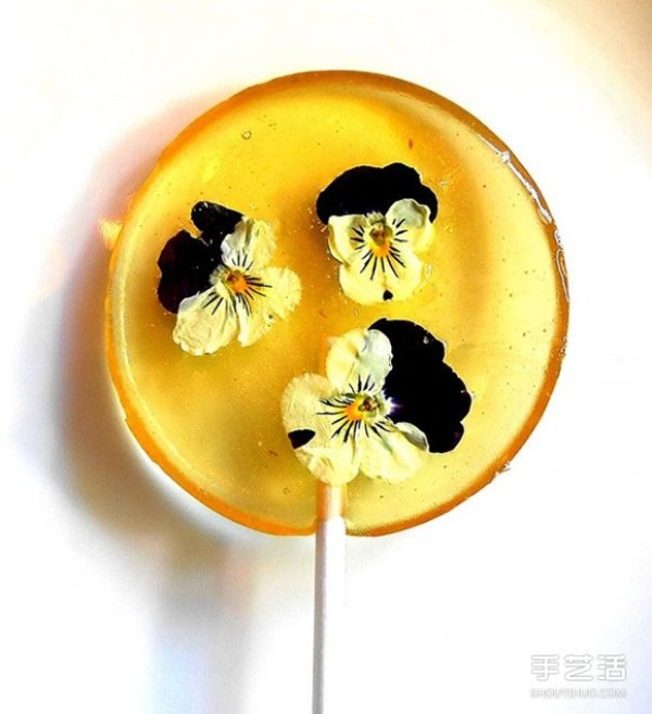 Hide petals into lollipops to create a delightful flower dessert DIY