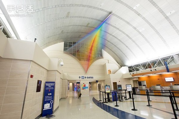 The airports large-scale silk thread knitting art simulates the colorful rainbow of the airplane