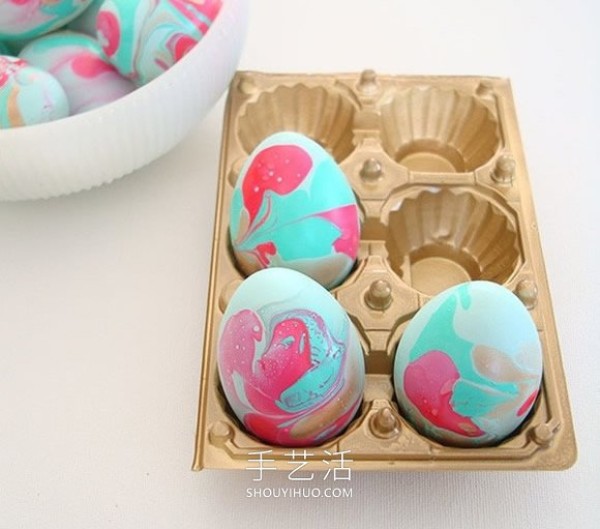 Illustrated tutorial on how to make simple homemade nail polish Easter eggs