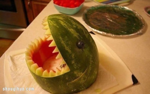 Fruit carving: Use watermelon to carve a shark with a big mouth.