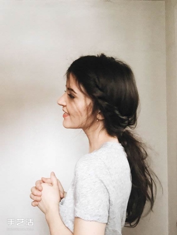 The charming little secret behind it: a simple and easy-to-use low ponytail hairstyle