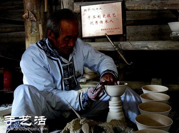 Jingdezhen, the ancient production process of a blue and white porcelain bowl