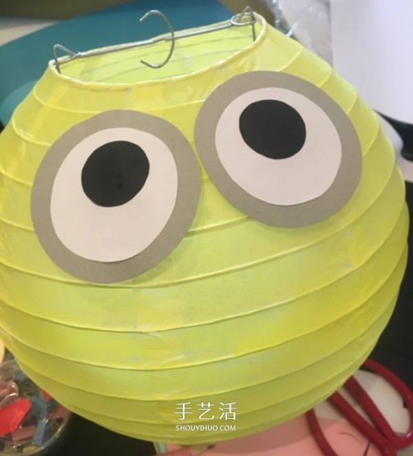 How to make a Minion Lantern, a simple cartoon lantern transformation tutorial