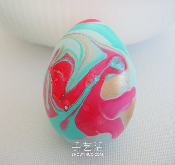 Illustrated tutorial on how to make simple homemade nail polish Easter eggs