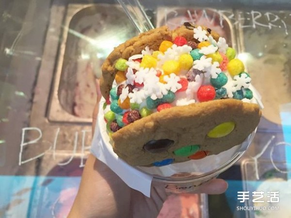 The cartoon-style macaron ice cream Bonca that combines fantasy and evil