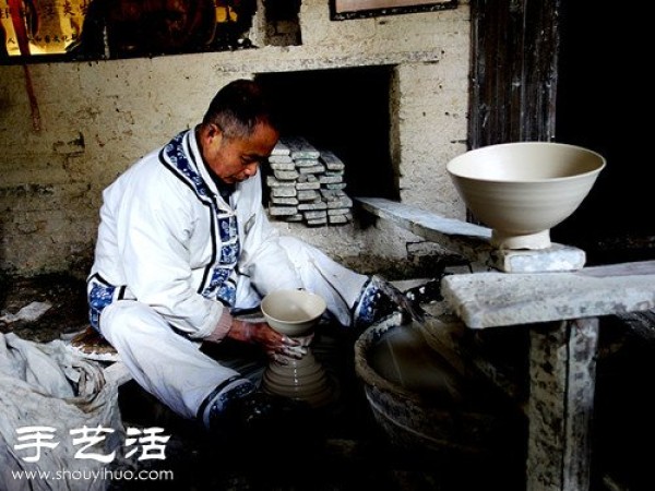 Jingdezhen, the ancient production process of a blue and white porcelain bowl