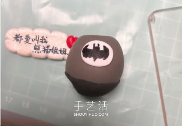 Tutorial on how to make a cartoon Batman by hand using ultra-light clay