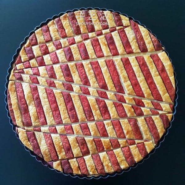 The cake crust design with complex patterns is beautiful before and after baking! 