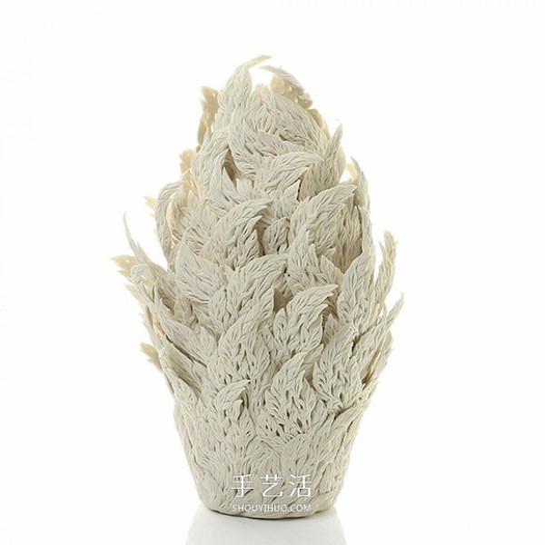 Feel the exquisiteness of handcrafting and create three-dimensional porcelain with images of flowers and plants