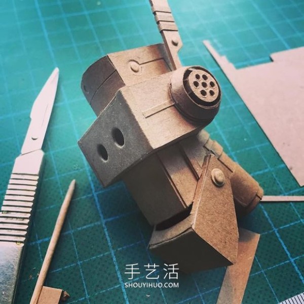 Incredible handmade cardboard robot, lifelike! 