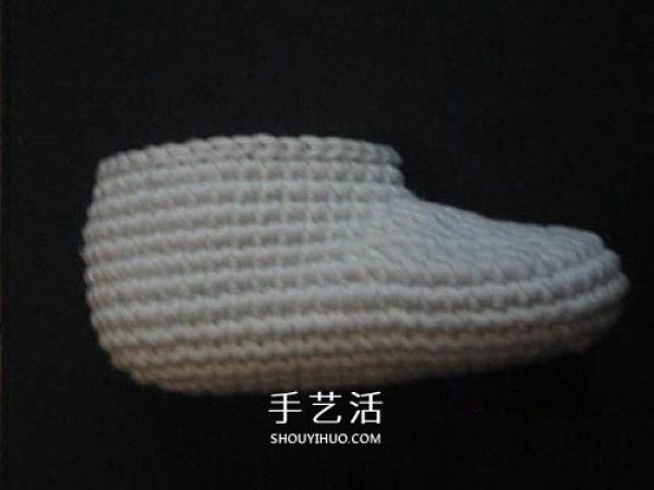 Illustration of how to knit baby warm woolen shoes by hand-knitting baby shoes