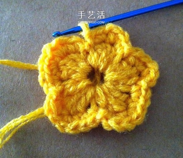 Hand-crocheted five-pointed star flower with two layers of two-color five-petal flower